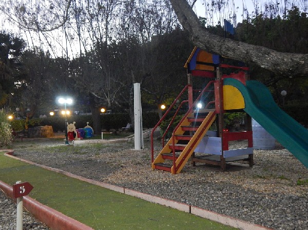En nocturne avec une des aires de jeux pour les enfants